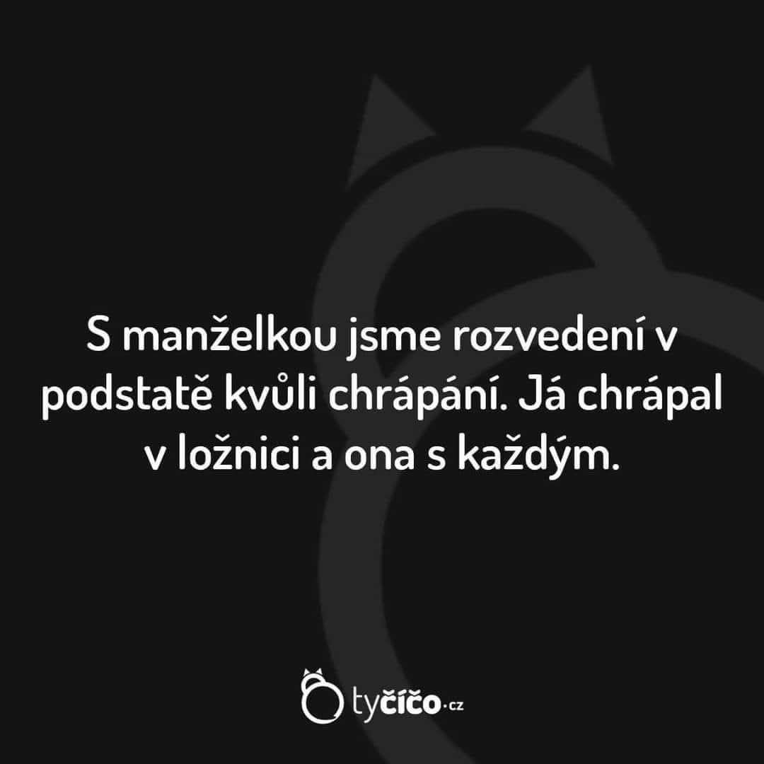 Vtipný text o rozvode kvôli chrápaniu s humorným obratom na tmavom pozadí.