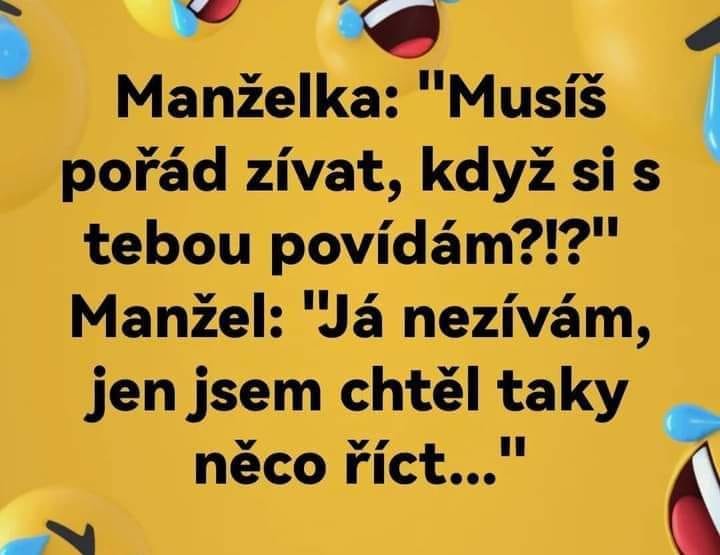 Vtipný text manželského dialógu o zívaní plný humoru s vtipnými emotikonmi v pozadí.