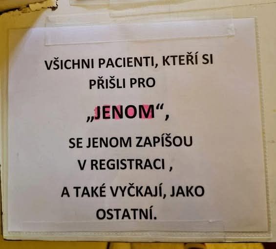 Oznámenie na stene: Pacienti majú čakať, aj keď prišli pre JENOM. Zápis pre všetkých v registrácii.
