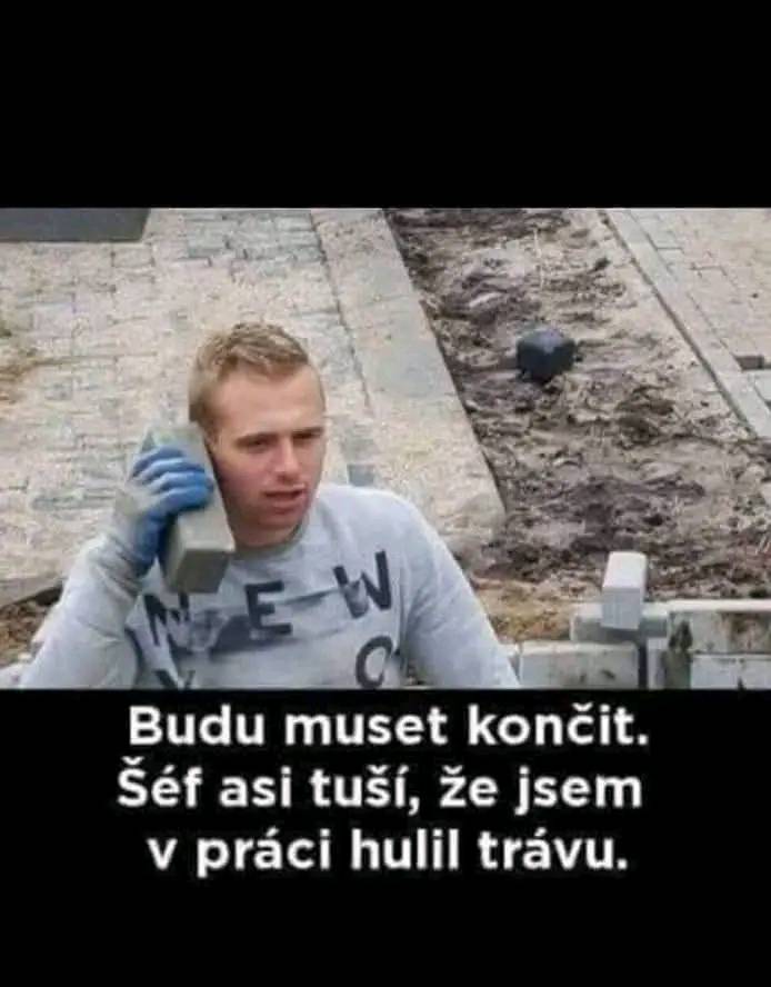 Muž drží tehlu ako telefón počas stavebných prác, s humorným textom o práci.
