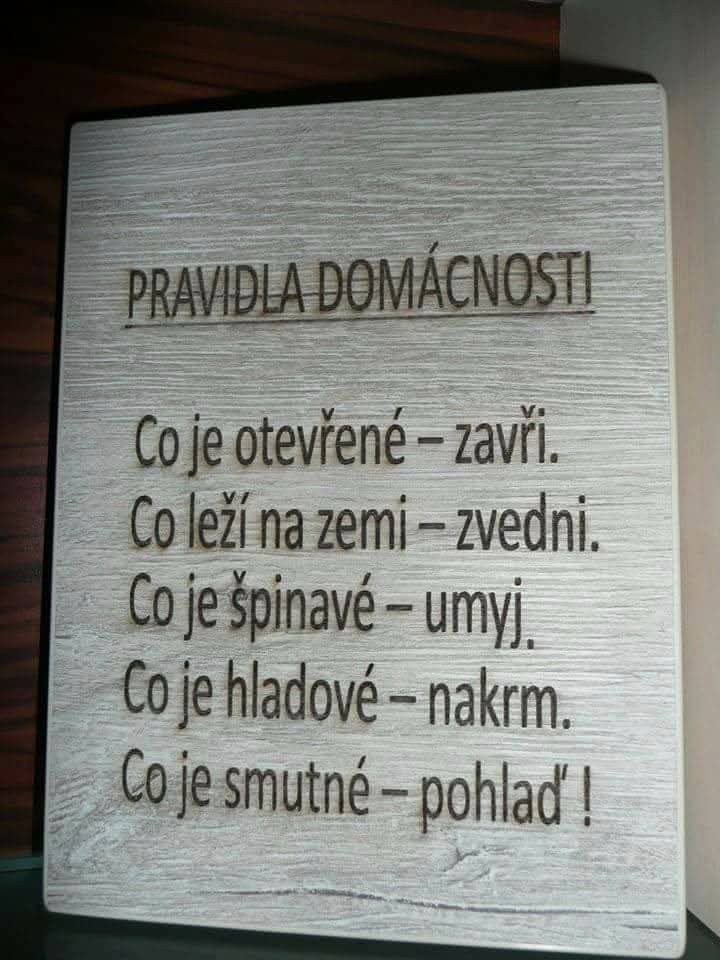 Tabuľa s pravidlami domácnosti: zatvárať, zdvíhať, umývať, kŕmiť a pohladkať, čo je otvorené, na zemi, špinavé, hladné či smutné.