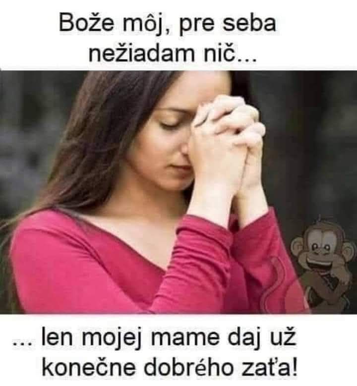 Žena v červenom svetríku sa modlí, na obrázku je nápis s prosbou o dobrého zaťa pre svoju mamu.