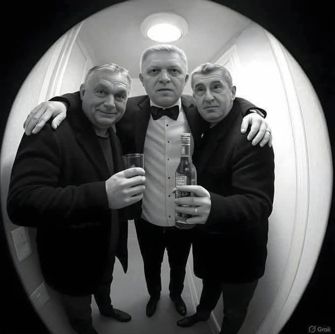 Oslava troch mužov v oblekoch, stoja spolu a držia nápoje, zvolená rybie oko perspektíva.