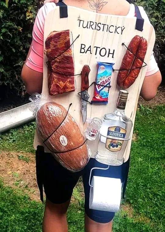 Osoba s turistickým batohom nesúcim jedlo, alkohol a toaletný papier, pripravená na výlet.