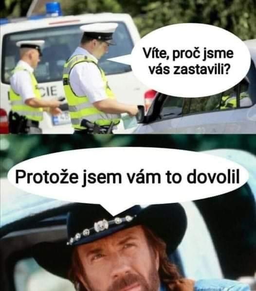Policajti zastavujú auto, muž s klobúkom odpovedá vtipným komentárom.