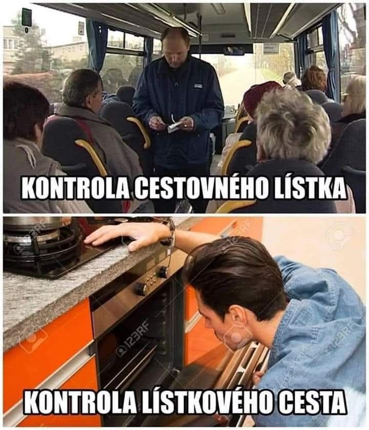 Muž kontroluje cestovný lístok v autobuse, zatiaľ čo iný sleduje cestoviny. Vtipná porovnávacia momentka.