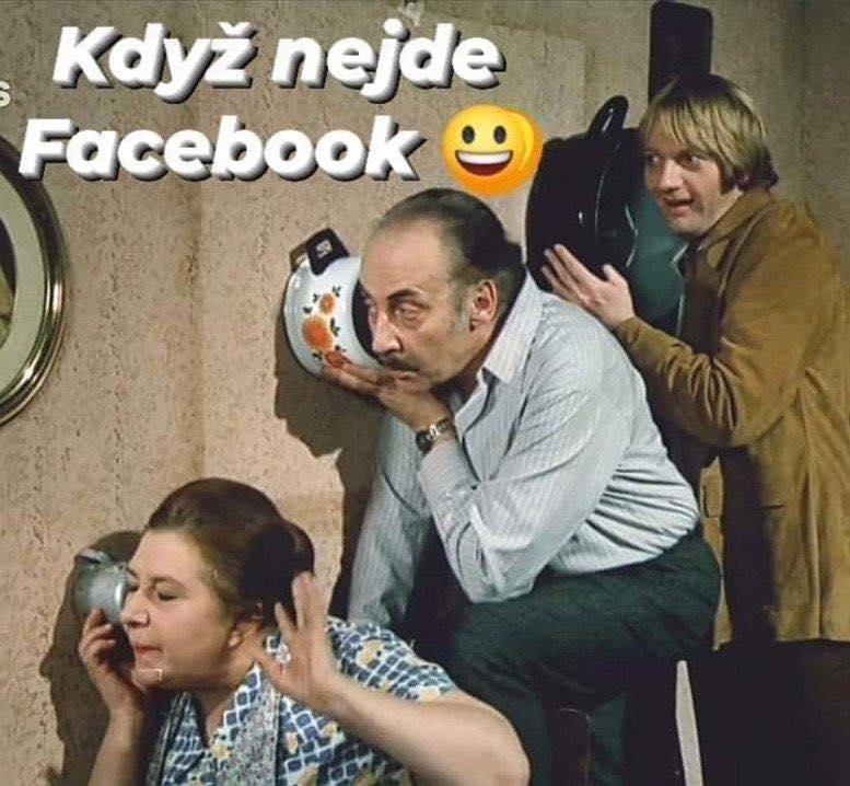 Ľudia počúvajú cez steny s hrncami, keď Facebook nefunguje. Zábavný spôsob, ako prekonať výpadok internetu.