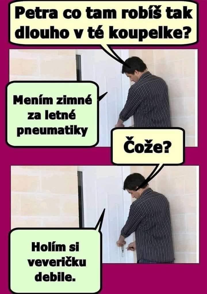 Muž odpovedá na otázku za dverami kúpeľne v humornom duchu.