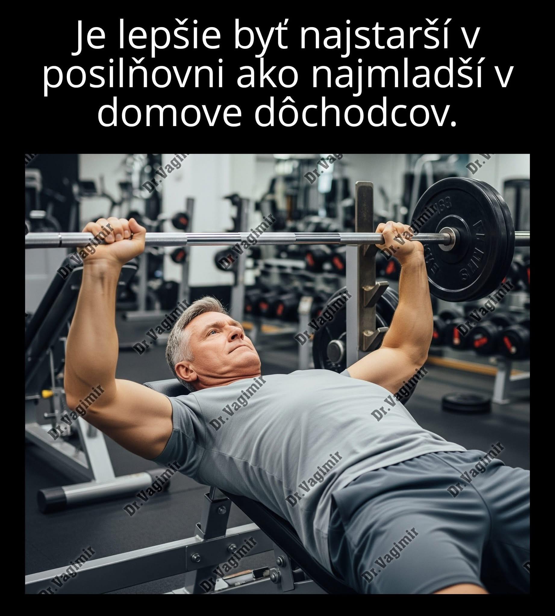 Starší muž cvičí bench press v posilňovni, zdôrazňuje dôležitosť aktívneho starnutia.