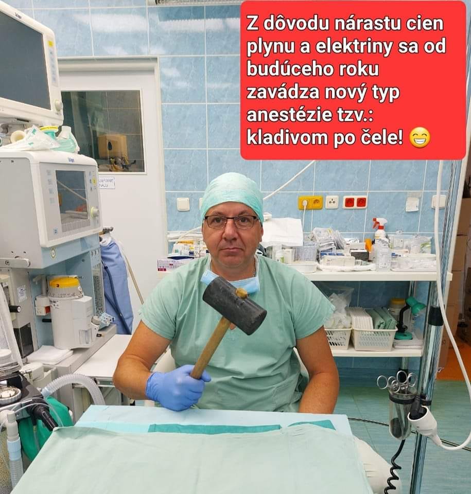Lekár v operačnej sále žartom drží kladivo, vtip komentuje nárast cien energií a alternatívnu anestéziu.