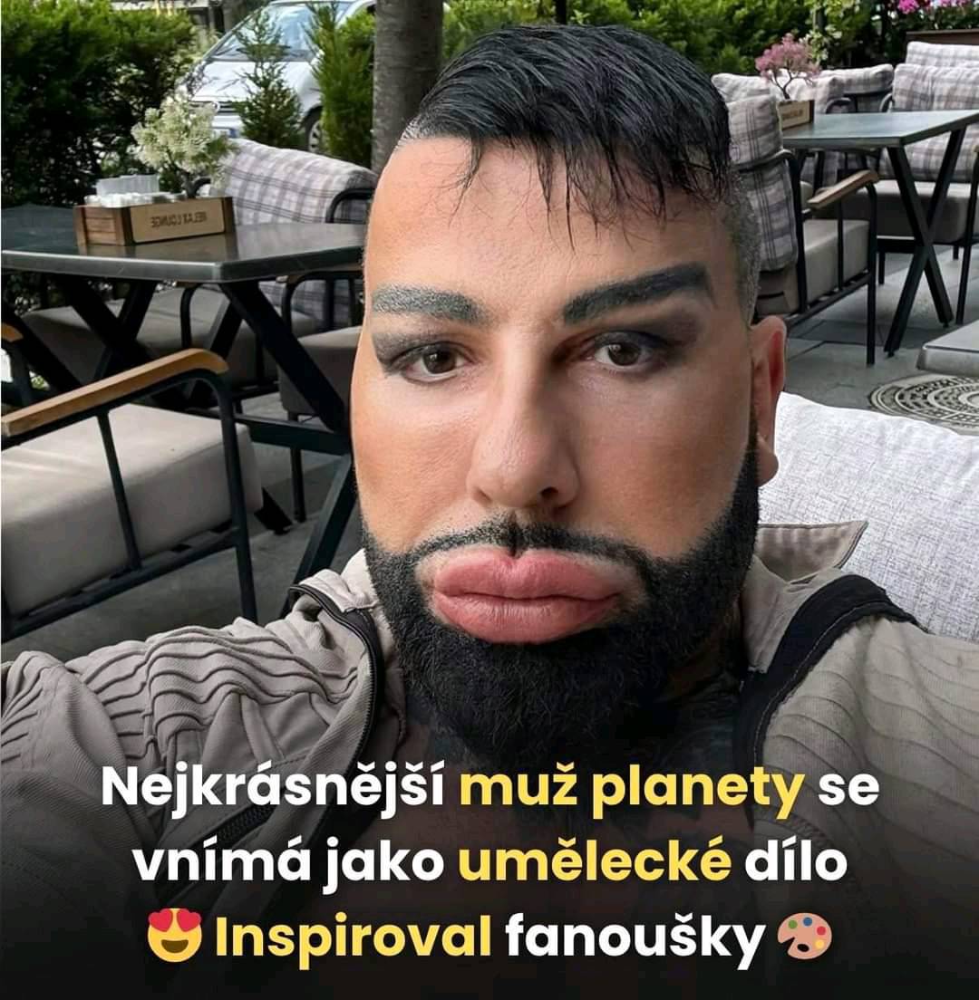 Ostrihaný muž s upraveným výrazom tváre sedí na terase kaviarne, jeho vzhľad je prezentovaný ako umelecké dielo.