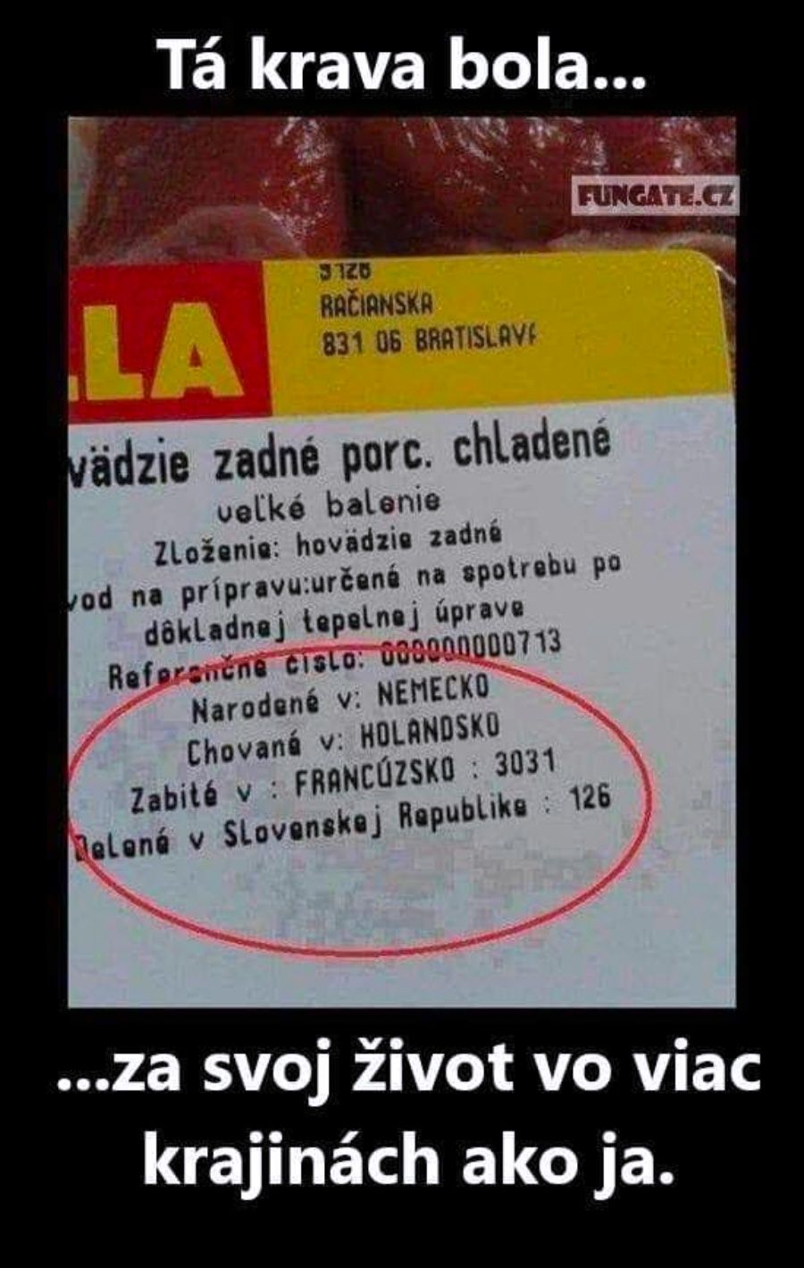Etiketa mäsa: narodené v Nemecku, chované v Holandsku, zabité vo Francúzsku, balené na Slovensku. Vtipná poznámka o cestovaní.