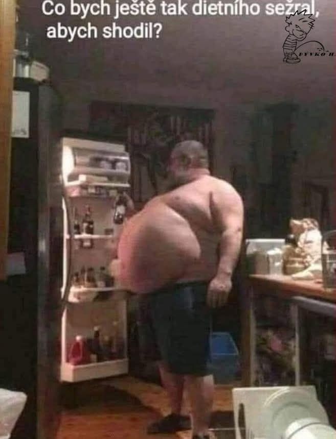 Muž so zväčšeným bruchom stojí pred otvorenou chladničkou, premýšľajúc o diétnom jedle.