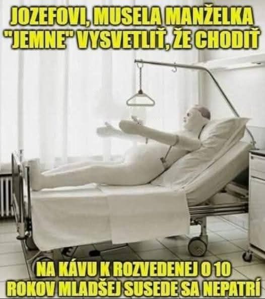 Muž v nemocničnej posteli celý v obväzoch, zábavný text o poučení od manželky ohľadom návštev u mladšej susedy.