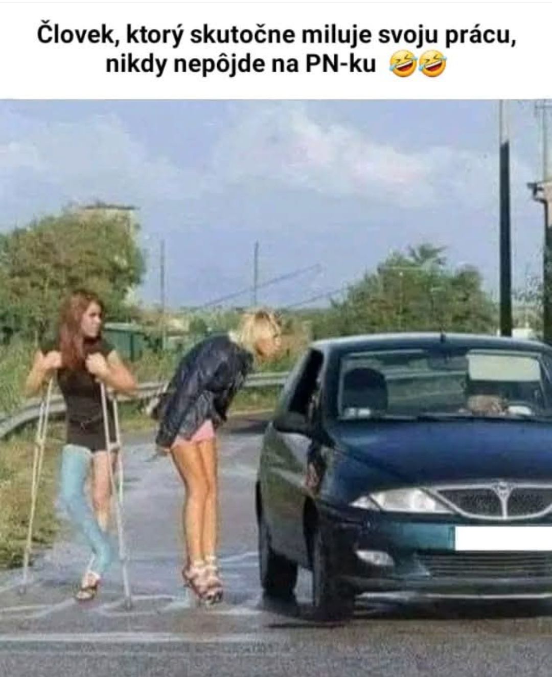 Žena s barlami a priateľkou pred autom, úsmevné heslo o odhodlaní do práce aj napriek zdravotným ťažkostiam.