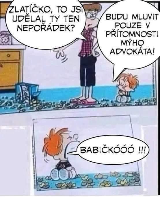 Dieťa sedí na podlahe obklopené neporiadkom a volá babičku o pomoc, pričom hovorí o prítomnosti advokáta.