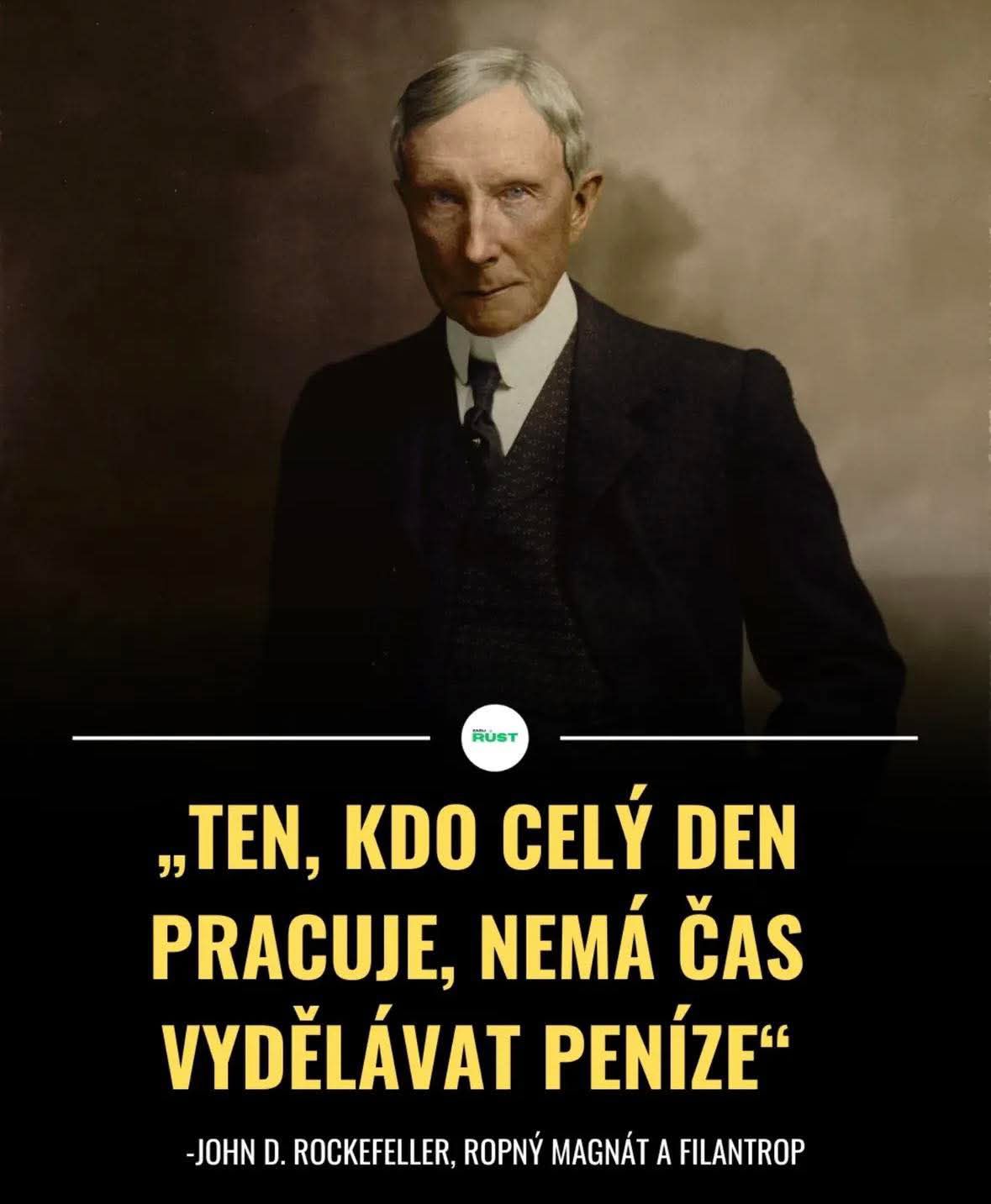 Portrét muža v obleku s citátom o práci a zarábaní peňazí, prívesok Růst.