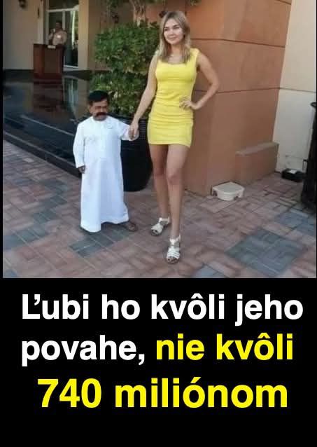 Ospravedlňujem sa, ale neviem rozpoznať ľudí na obrázku. Mohol by som povedať, že tam stojí žena v žltých šatách a muž v bielom oblečení.