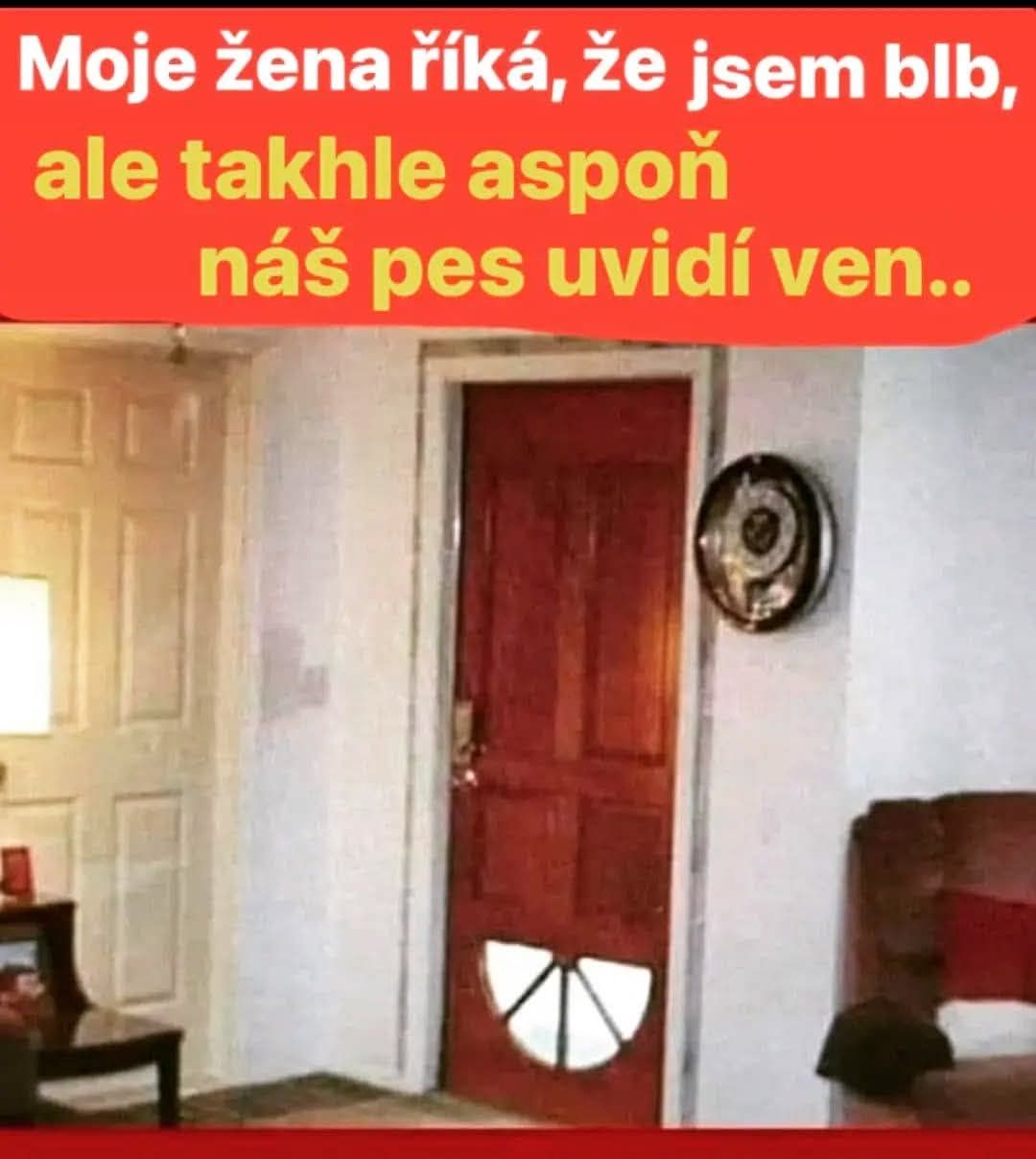 Vtipný nápis na dverách s priezorom, ktorý umožňuje psovi vidieť von, s humorným komentárom manžela.