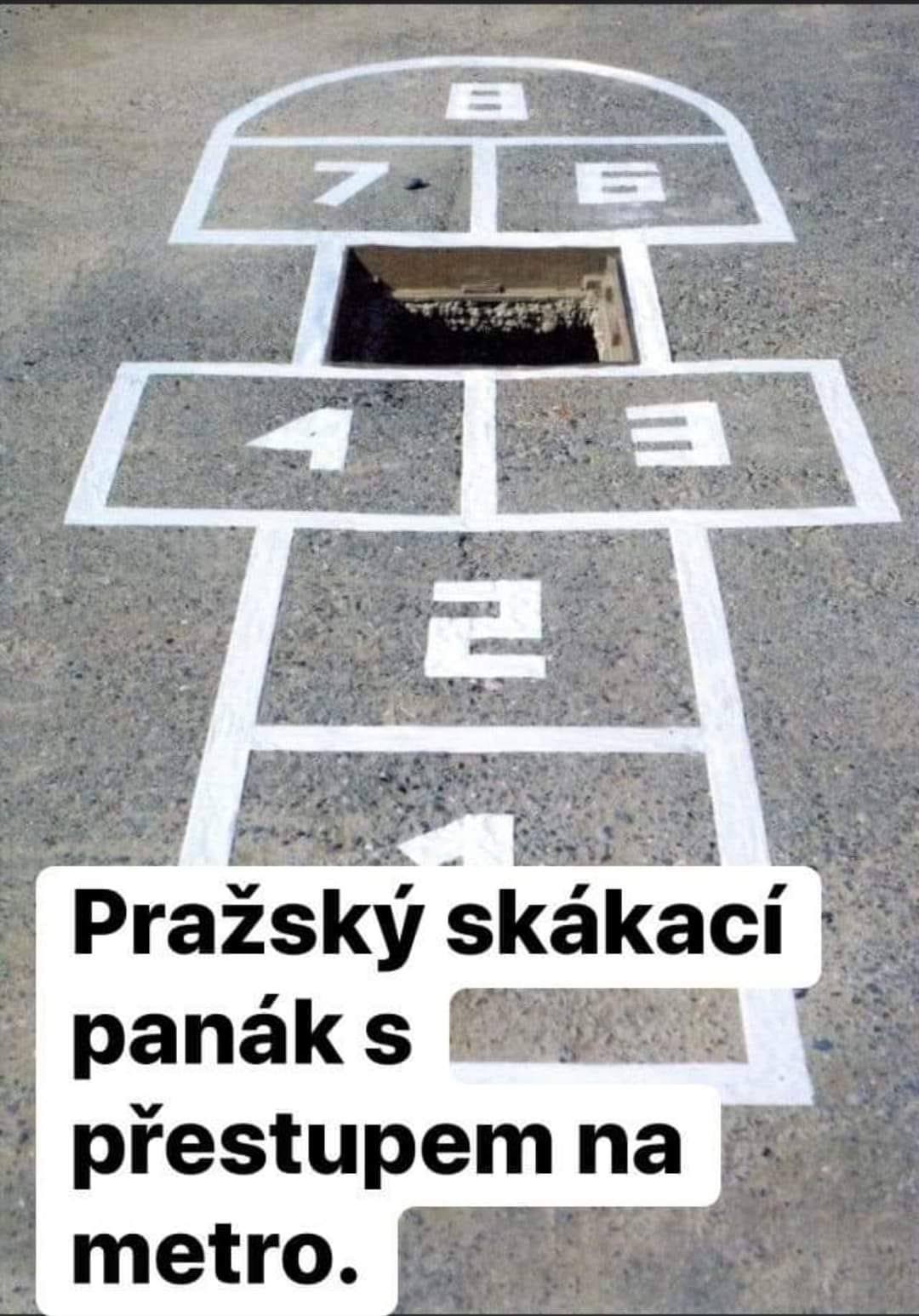 Skákací panák na chodníku s otvorom na kanalizáciu uprostred. Vtipný spôsob, ako „prestúpiť“ počas hry.
