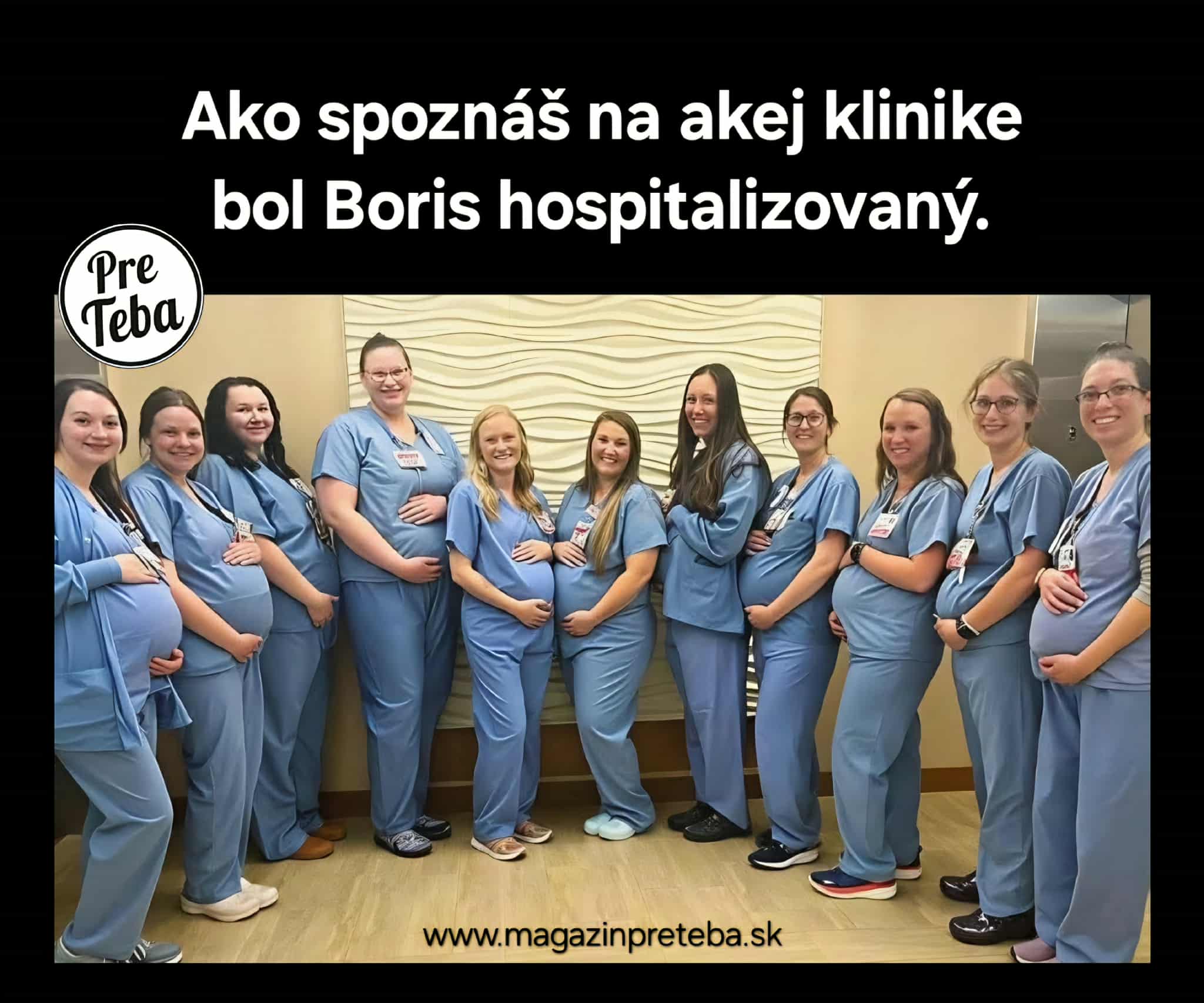 Skupina tehotných zdravotných sestier v uniforme stojí vedľa seba v nemocničnej chodbe.