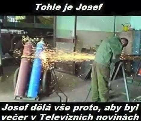 Pracovník brúsi kov v dielni, pričom iskry padajú blízko plynových fliaš.