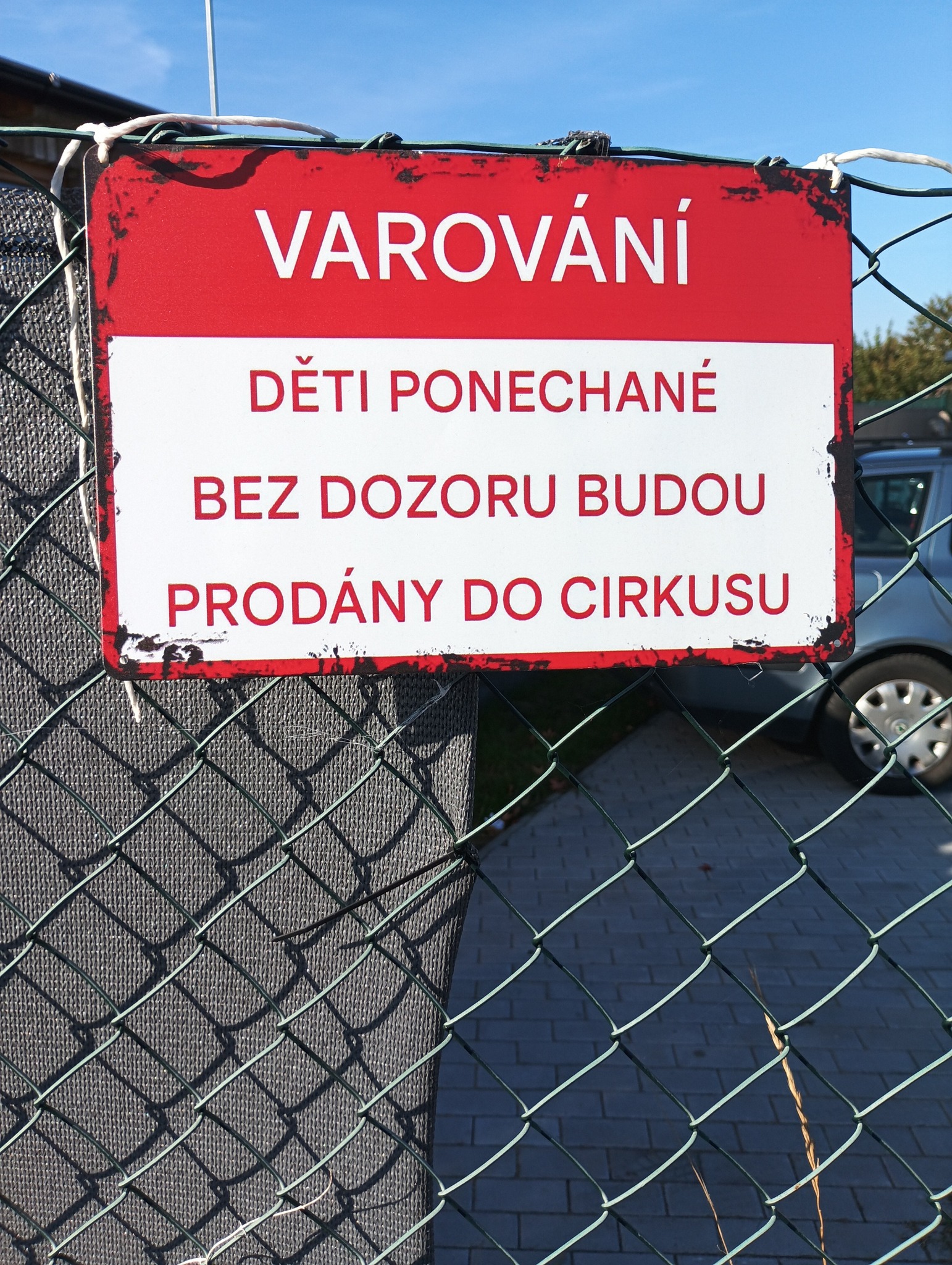 Výstražná tabuľa upozorňujúca na dôsledky nechania detí bez dozoru.
