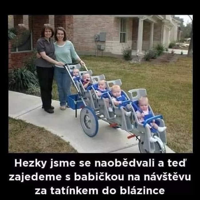 Ženy s kočíkom pre šesť detí na prechádzke v záhrade pred domami.