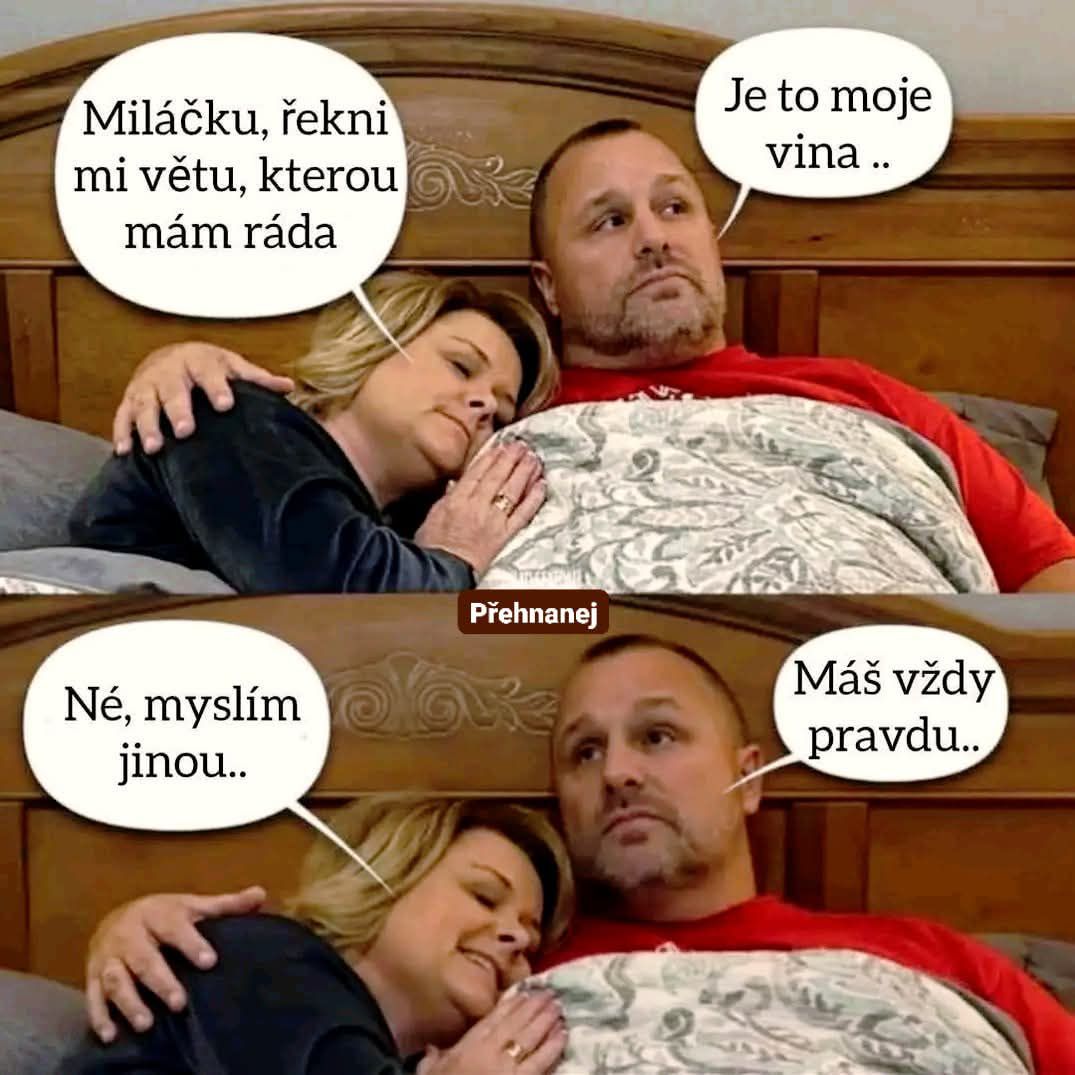 Pár v posteli, žena žiada muža o prejav lásky, zatiaľ čo muž vtipne odpovedá s humorom na jej otázku.