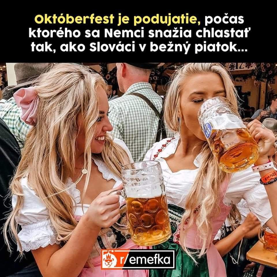 Ženy v tradičných krojoch pijú pivo na Oktoberfeste, populárnom festivale v Nemecku, s pohármi naplnenými pivom.