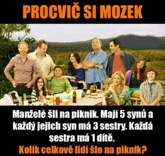 Skupina ľudí na pikniku v prírode s matematickou hádankou o počte účastníkov.