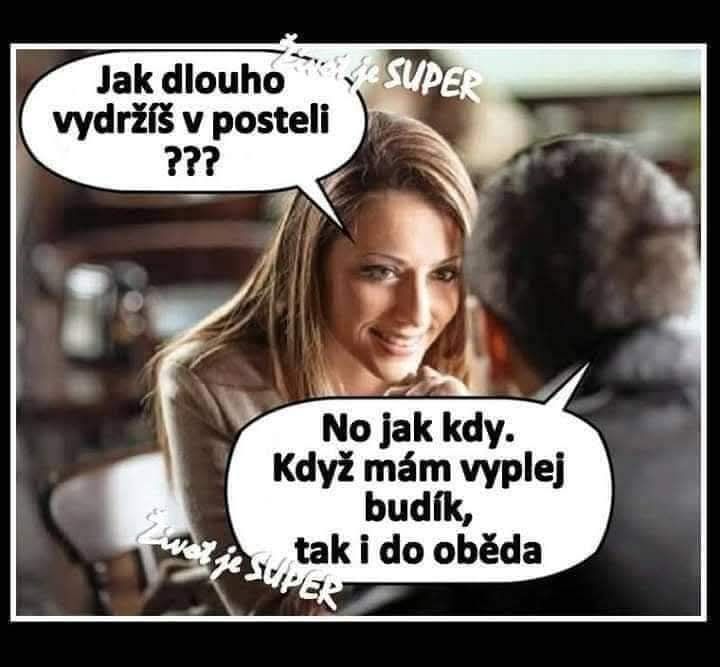 Žena sa usmieva na muža a vedie vtipný rozhovor v reštaurácii.