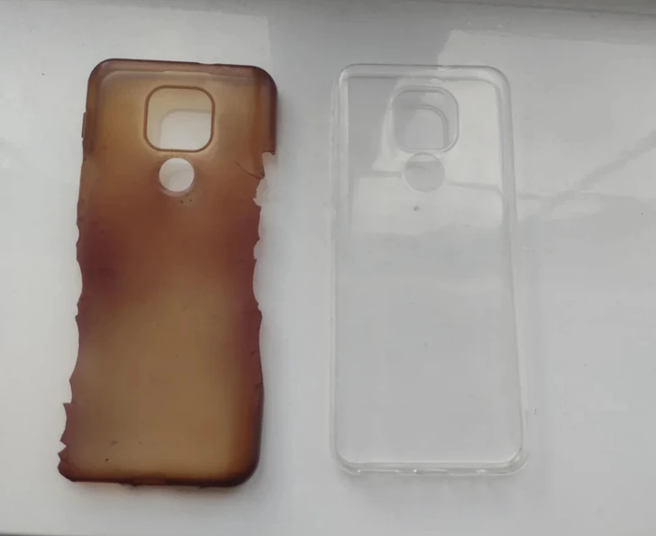 Staré a nové telefónne puzdro vedľa seba pre porovnanie.