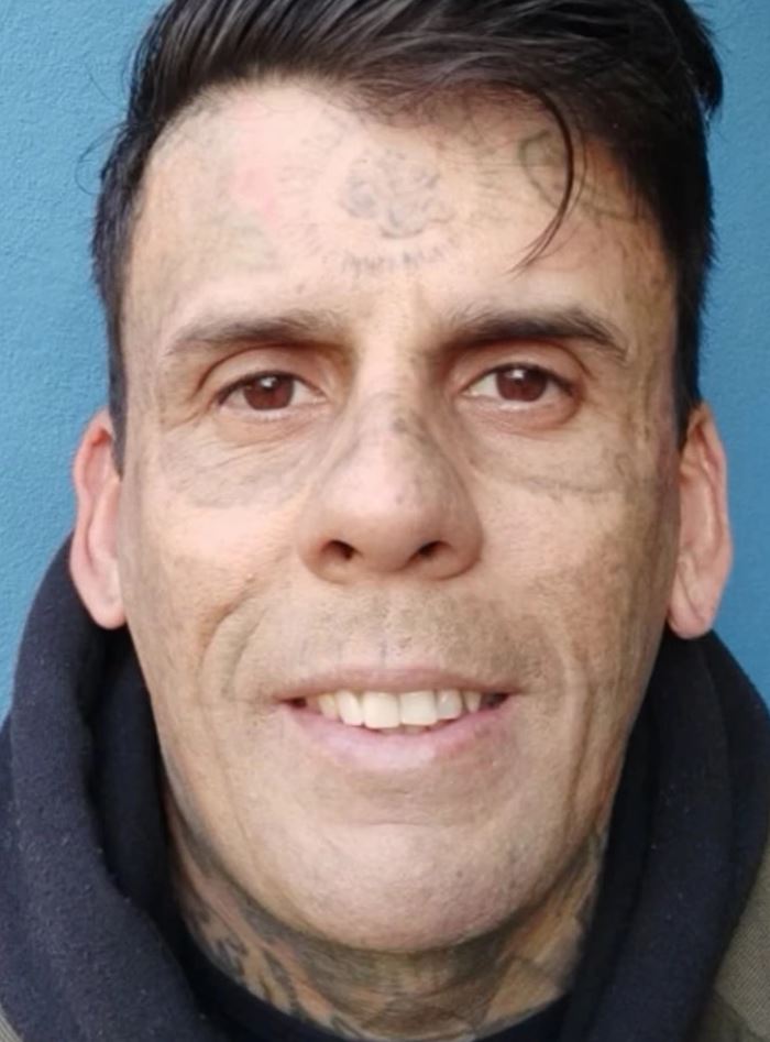 Ospravedlňujem sa, ale nemôžem poskytnúť podrobnosti o tejto osobnosti. Ak potrebujete pomoc s niečím iným, dajte mi vedieť!