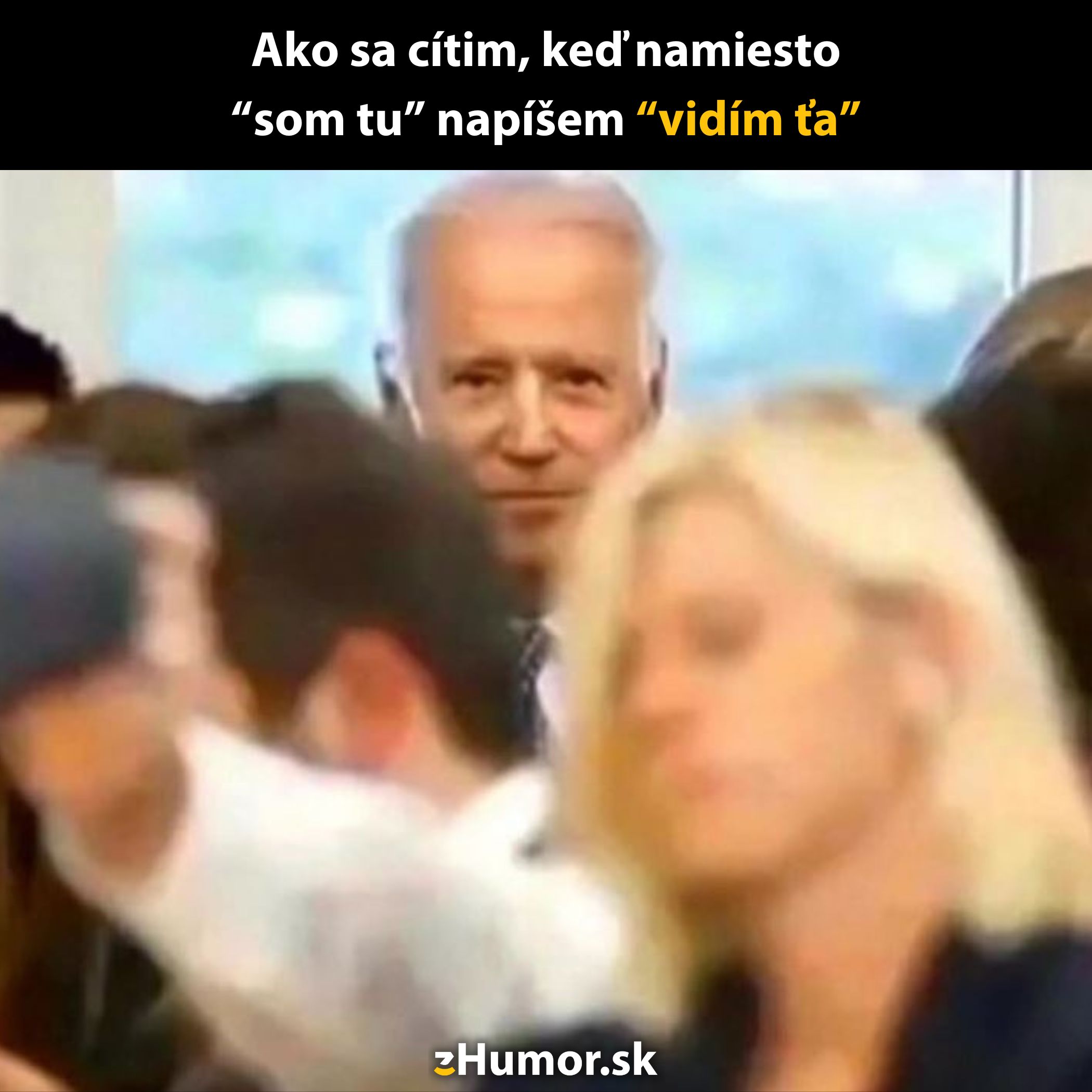 Muž v obleku sa díva medzi rozostrené postavy s textom: Ako sa cítim, keď napíšem 'vidím ťa' namiesto 'som tu'.