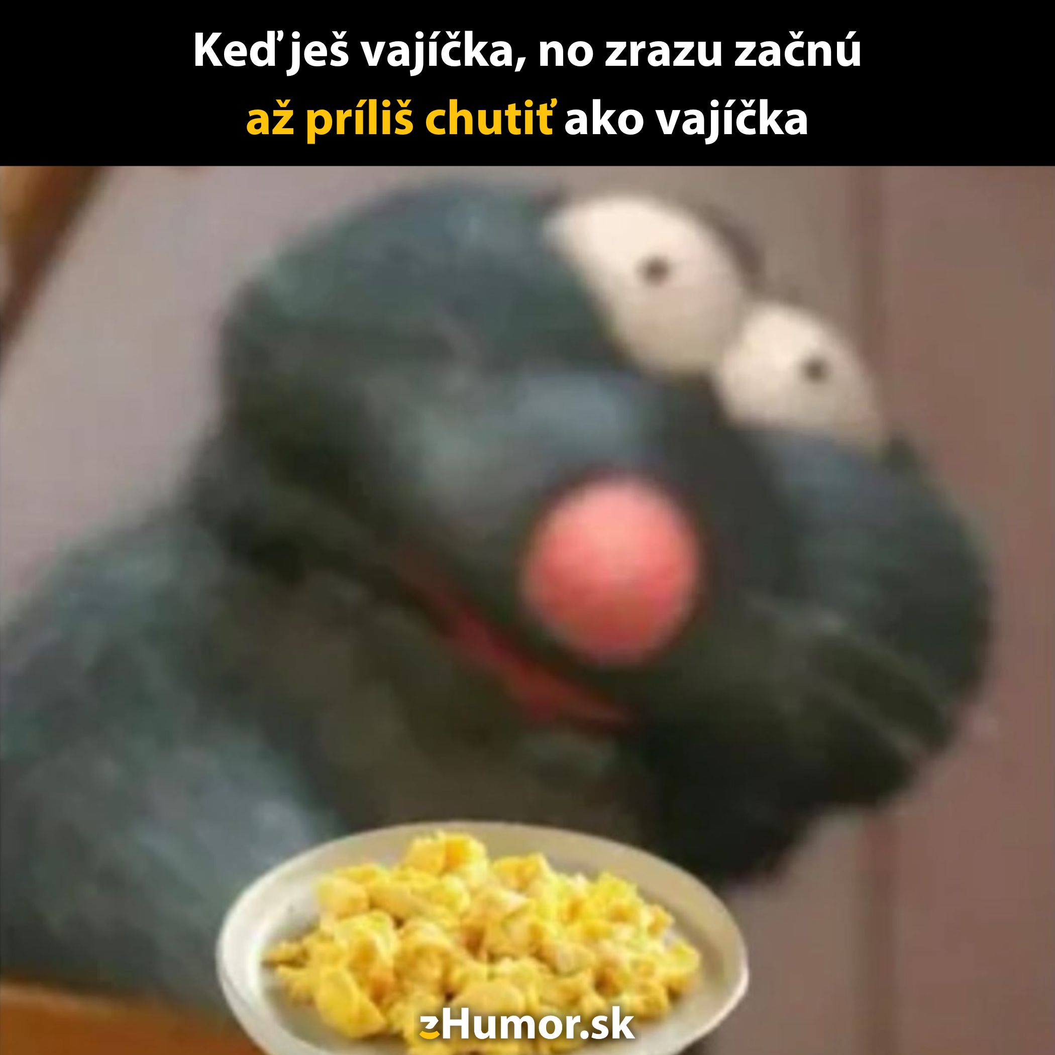 Postava prekvapená chuťou vajíčok drží tanier praženice so zvedavým pohľadom.