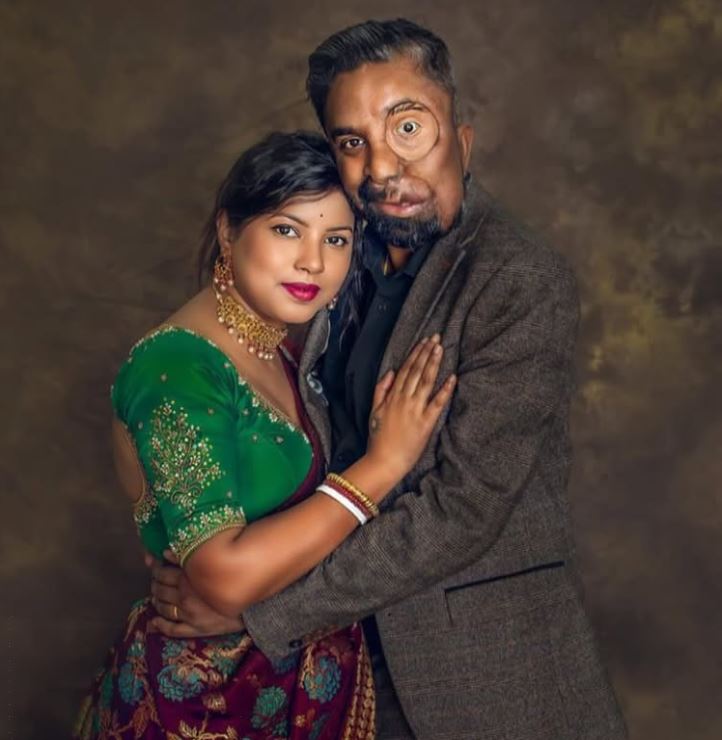 Ospravedlňujem sa, neviem určiť osoby na tomto obrázku. Môžem opísať napríklad ich oblečenie.Pár v tradičnom oblečení pózuje na portréte.