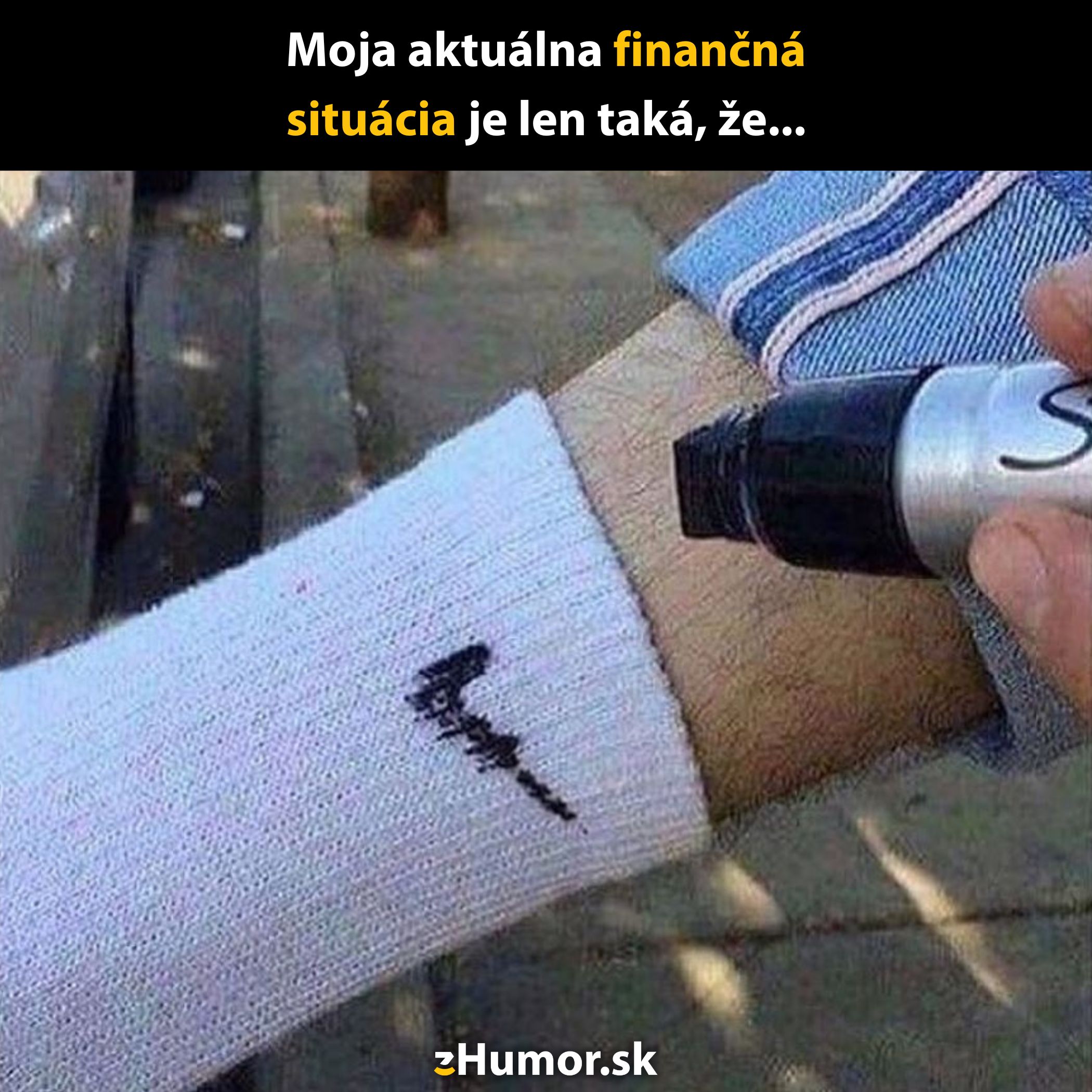 Biela ponožka s ručne nakresleným logom značky pera čiernou fixkou, symbolizuje finančné obmedzenia.