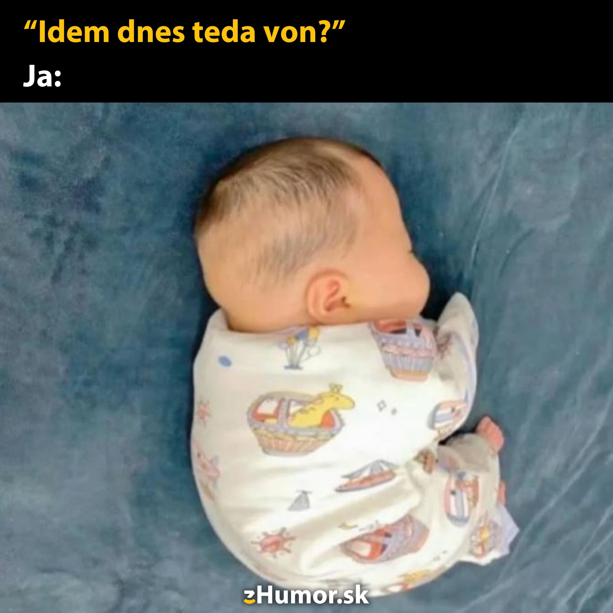Dieťa v detskej zavinovačke spí na modrej deke s textom Idem dnes teda von?