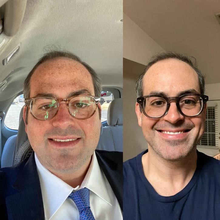 Osoba v okuliaroch usmievajúca sa na dvoch fotografiách, jedna v aute a druhá doma v neformálnom oblečení.