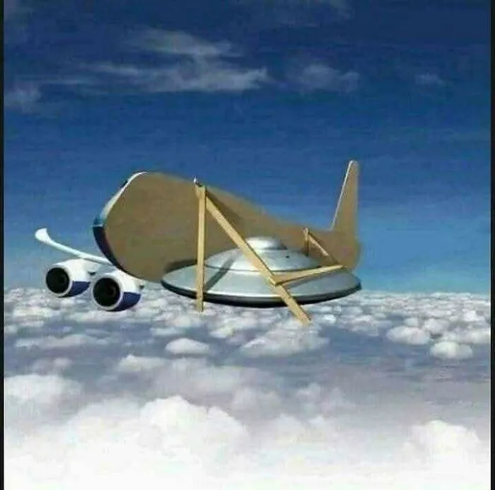 Lietadlo z kartónu a UFO na oblohe, zvláštna kombinácia nad oblakmi pod modrou oblohou.