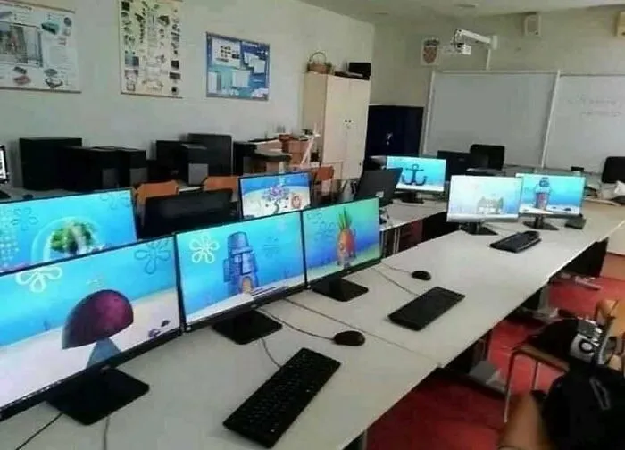 Počítačová učebňa s monitormi zobrazujúcimi animácie podmorského sveta.