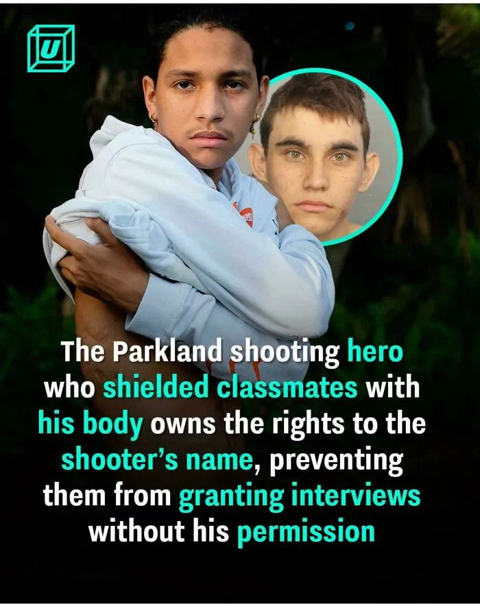 Osoba objíma seba samého v zamyslenej póze, text opisuje hrdinstvo a autorské práva na meno strelca z Parklandu.