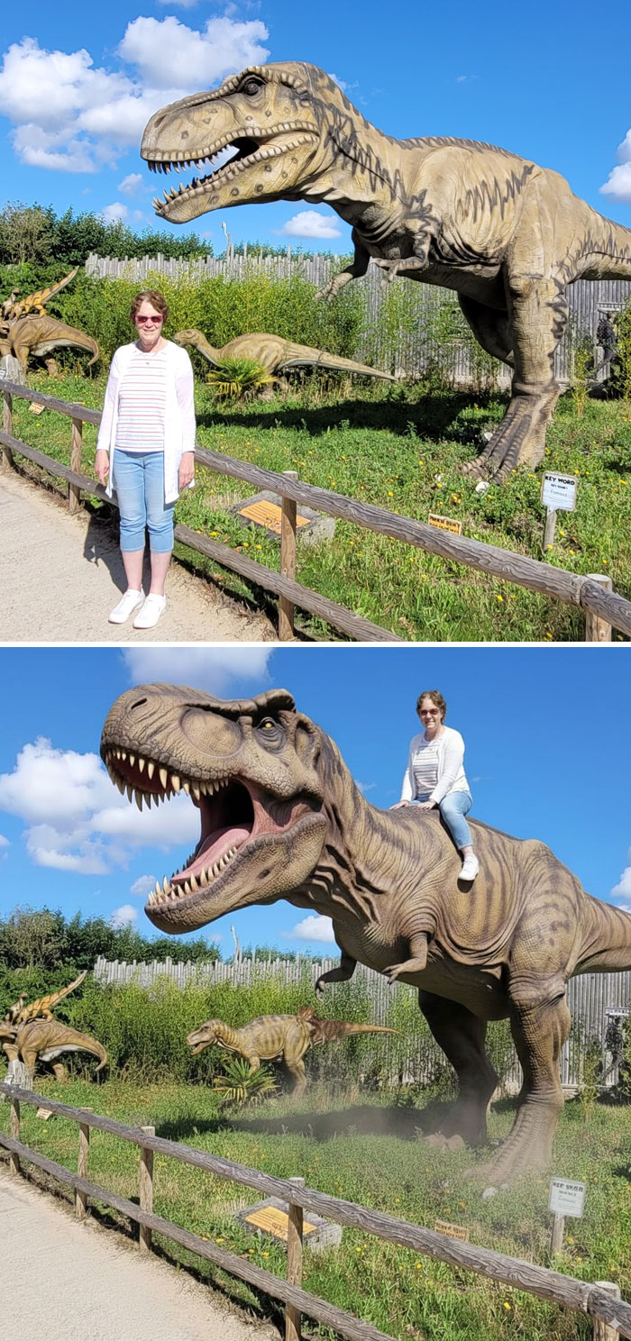 Osoba pózuje pri soche T-Rexa, neskôr sedí na jeho chrbte v parku dinosaurov, letný slnečný deň.