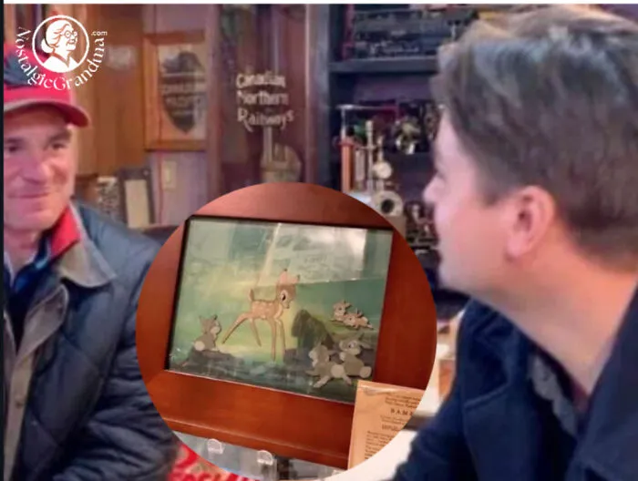 Dvaja muži rozprávajú v priestore s historickými predmetmi a obrazom s animovanými postavičkami na stene.