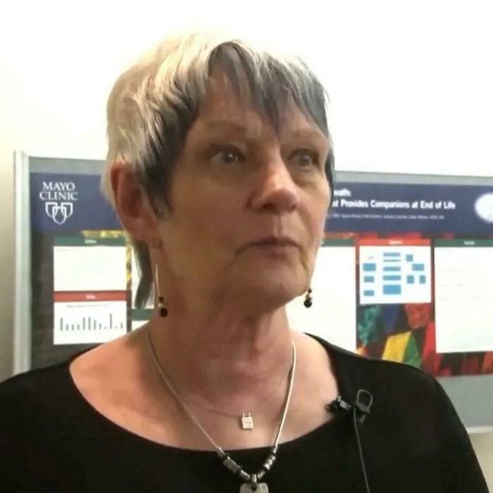 Je mi ľúto, ale neviem identifikovať osobu na obrázku. Môžete mi poskytnúť viac informácií bez toho, aby ste odhalili identitu osoby? Potom vám rád pomôžem vytvoriť vhodný alternatívny text.