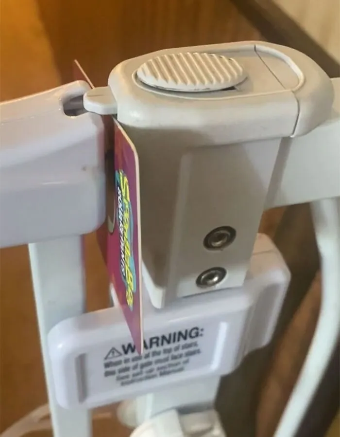 Bezpečnostná zábrana s opraveným mechanizmom pomocou plastovej karty na posuvnej západke.