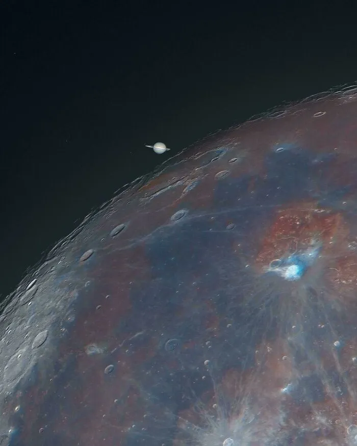 Saturn a povrch Mesiaca vo farebnom detaile vo vesmíre, s krátermi viditeľnými na Mesiaci.