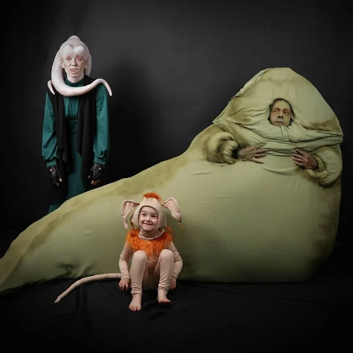 Rodina v originálnych kostýmoch z filmov. Postavy v kostýmoch pripomínajú vesmírne bytosti z populárnej sci-fi ságy.