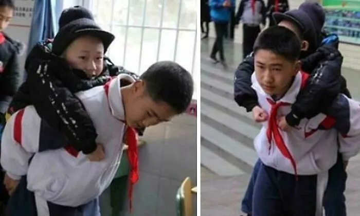 Dve deti v školských uniformách, jedno nesie druhé na chrbte vo vnútri aj vonku, blízko schodov.